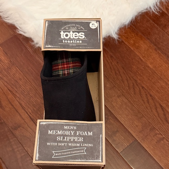 Totes Men's Black Slip-On Loafers - Picture 2 of 6